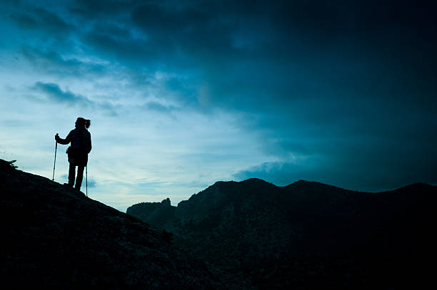 kobieta monitorowanie sticks się w górach - mountain climbing pursuit women sunset zdjęcia i obrazy z banku zdjęć