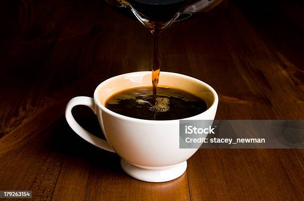 Foto de Xícara De Café Ler e mais fotos de stock de Verter - Verter, Café - Bebida, Café Preto