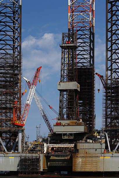 pernas de reparação - crane oil well derrick crane floating oil production platform imagens e fotografias de stock