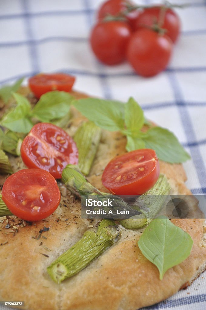 Pizza con tomates y espárragos verdes - Foto de stock de Al horno libre de derechos