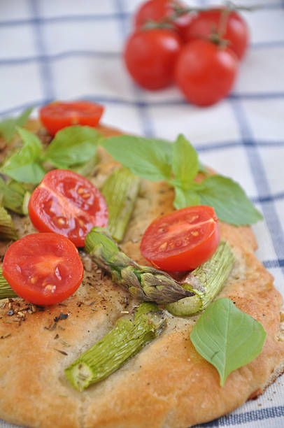 pizza com tomate e o verde espargos - fochaccia imagens e fotografias de stock