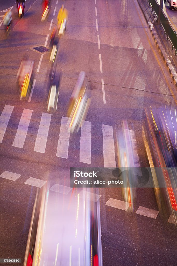 Notte di Motion Blur veloci del traffico su strada auto - Foto stock royalty-free di Affollato