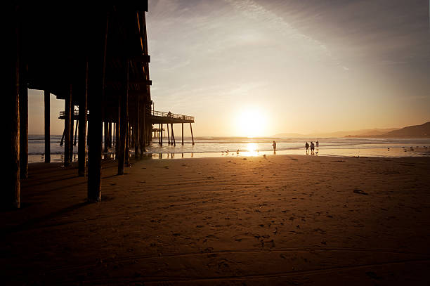 Pier pôr-do-sol na Califórnia - foto de acervo