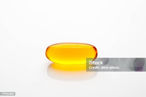 Vitamina Óleo De Peixe Cápsula Em Fundo Branco - Fotografias de stock e mais imagens de Amarelo - Amarelo, Antioxidante, Cuidados de Saúde e Medicina