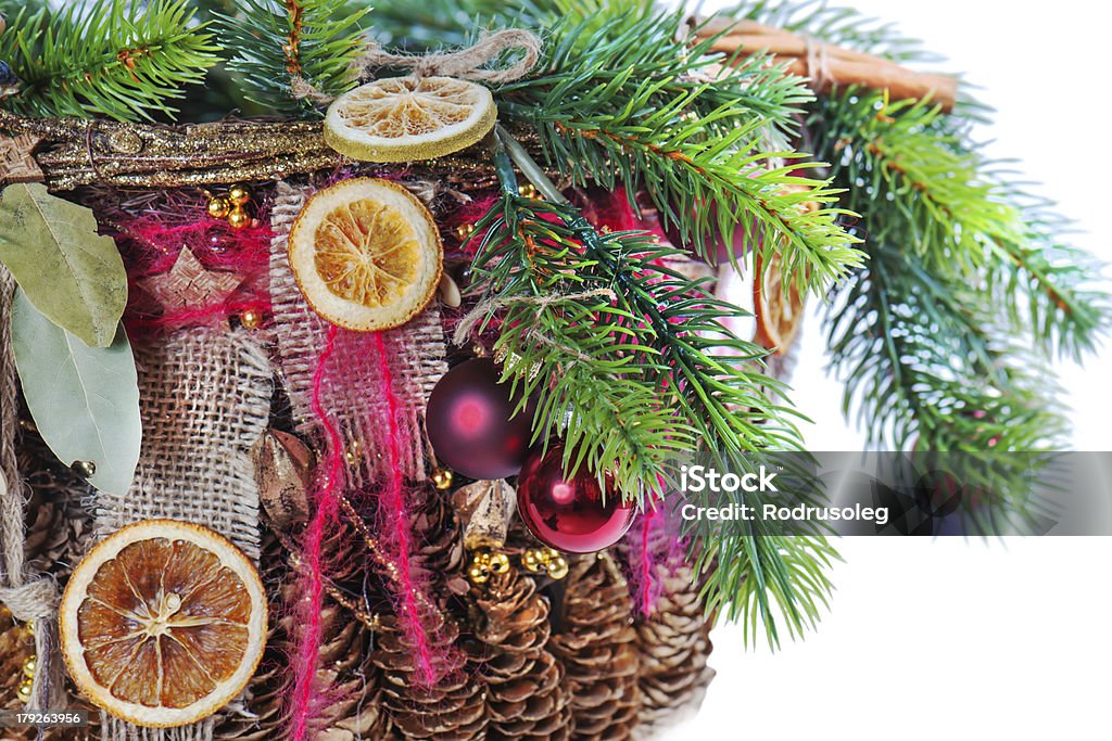 Ramo de Árvore de Natal decorada com bolas, esferas, canela. - Royalty-free Abeto Foto de stock