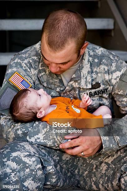 Daddy - Fotografias de stock e mais imagens de Família - Família, Tropa, Bebé