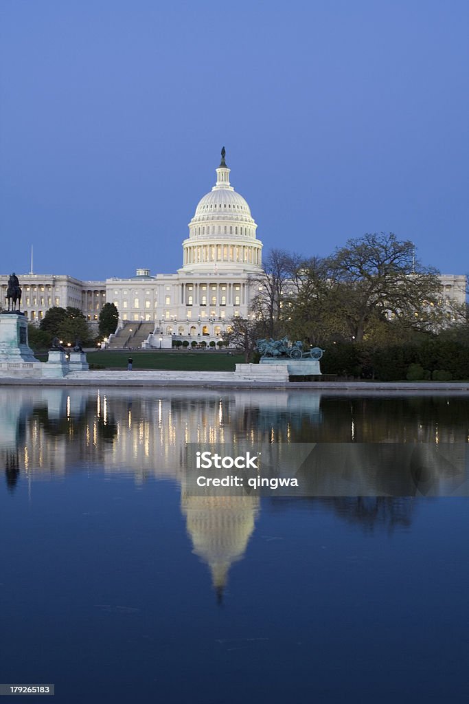 Congresso noi Capitol al crepuscolo in piscina riflettente Blu Sky - Foto stock royalty-free di Capitol Building