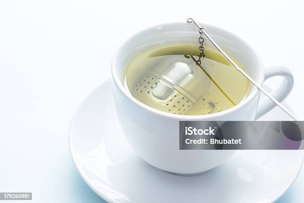 Tè Verde Con Un Infuser - Fotografie stock e altre immagini di Infusore di tè - Infusore di tè, Alimentazione sana, Alluminio