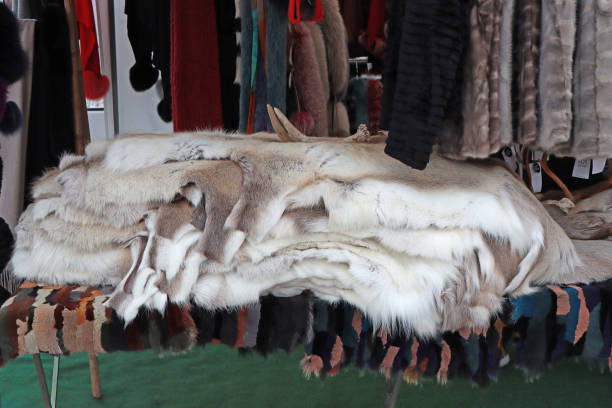 トナカイの毛皮やその他の毛皮製品を使ったマーケットストリート