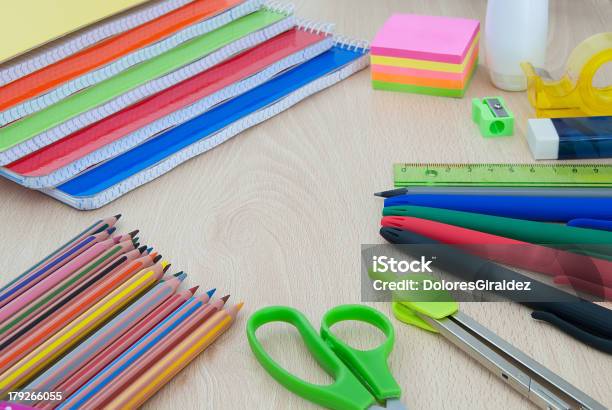 Scuola Materiale - Fotografie stock e altre immagini di Acquerello - Acquerello, Astuccio per matite, Attrezzatura