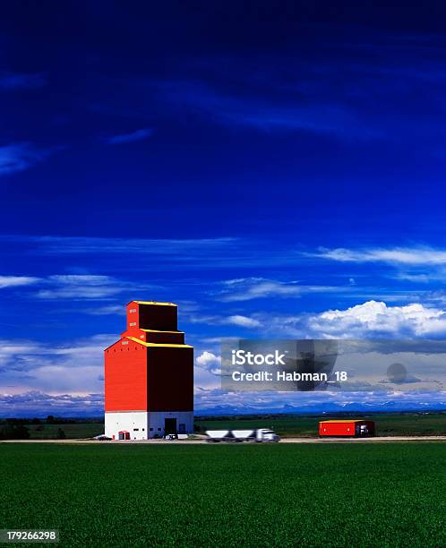 Camião E Reboque Afastando Do Elevador De Grãos - Fotografias de stock e mais imagens de Elevador - Elevador, Pradaria, Alberta