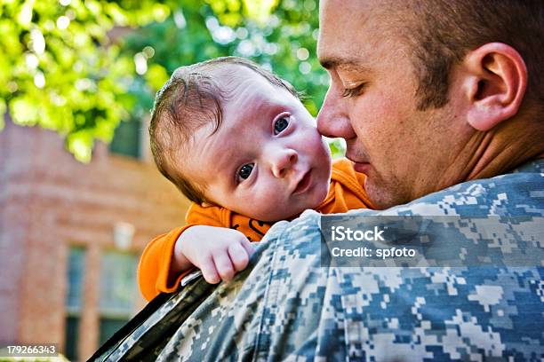 Militare Daddy - Fotografie stock e altre immagini di Forze armate - Forze armate, Industria, Bebé