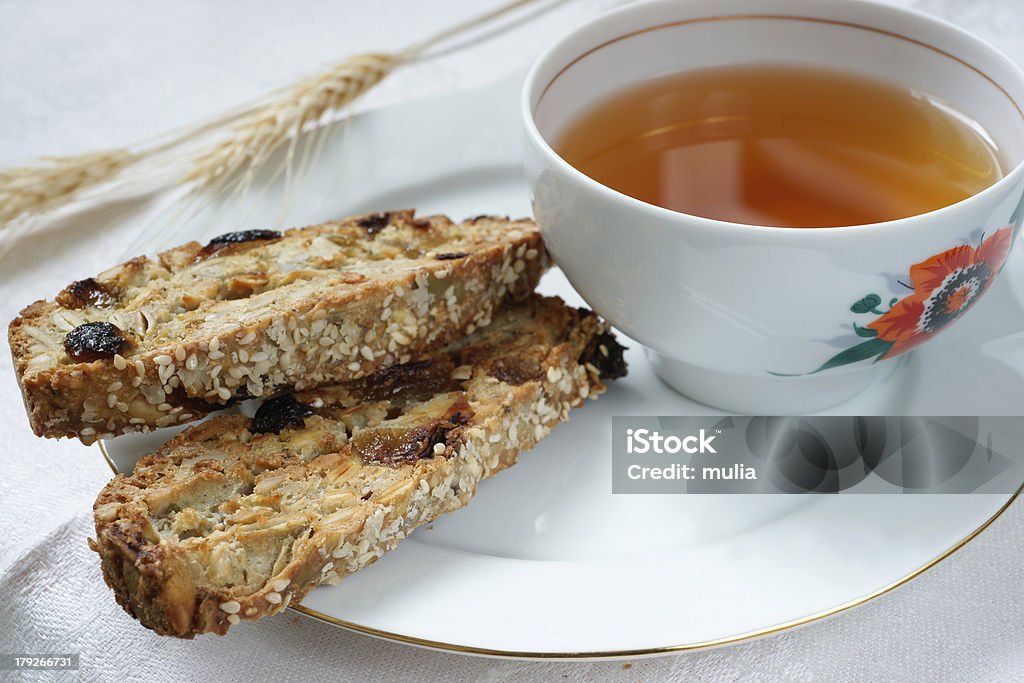 Xícara de chá com biscoitos de cookies - Foto de stock de Assar royalty-free