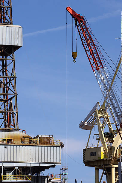 plataforma petrolífera e de descanso - crane oil well derrick crane floating oil production platform imagens e fotografias de stock