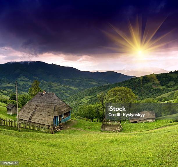 Foto de Paisagem Noturna Nas Montanhas A Ucrânia e mais fotos de stock de Aldeia - Aldeia, Aldeia na Montanha, Beleza natural - Natureza