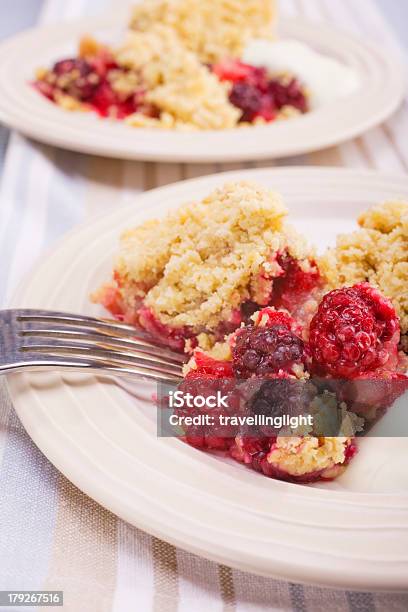 Dos Porciones De Blackberry Crumble De Manzana Foto de stock y más banco de imágenes de Alimento - Alimento, Calor, Color - Tipo de imagen