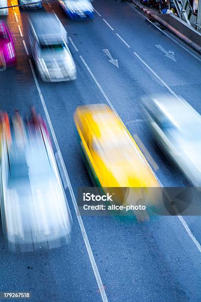 Abend Taxi Motion Blur Zu Schnellen Autos Verkehr Auf Der Straße Stockfoto und mehr Bilder von Anführen