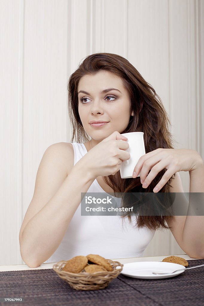 Schöne Frau genießen Tee und cookies - Lizenzfrei Abnehmen Stock-Foto