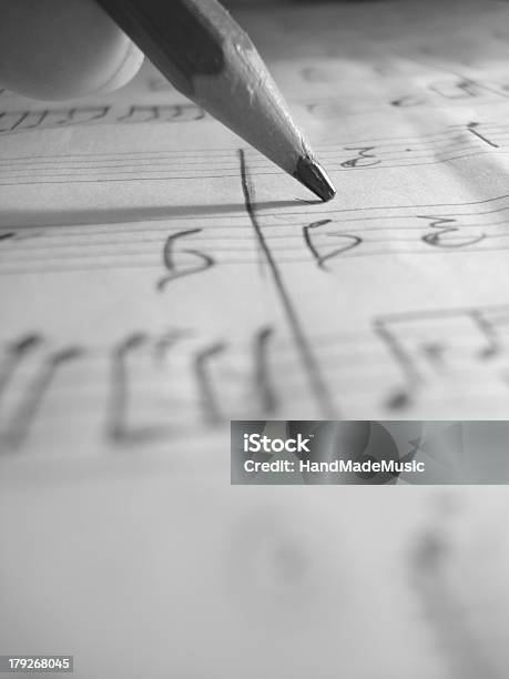 Compositore Di Musica Su Manoscritto Scrivere - Fotografie stock e altre immagini di Musica - Musica, Scrivere, Musicista