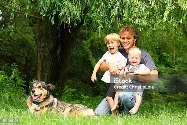 Foto de Pai Com Crianças E Cão De Fora e mais fotos de stock de Família - Família, Salgueiro, 12-17 meses