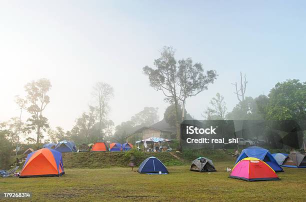 Natural Apacible Campamento Foto de stock y más banco de imágenes de Aire libre - Aire libre, Azul, Belleza