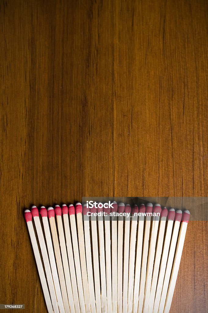 Matchsticks en una fila en madera - Foto de stock de Calor libre de derechos