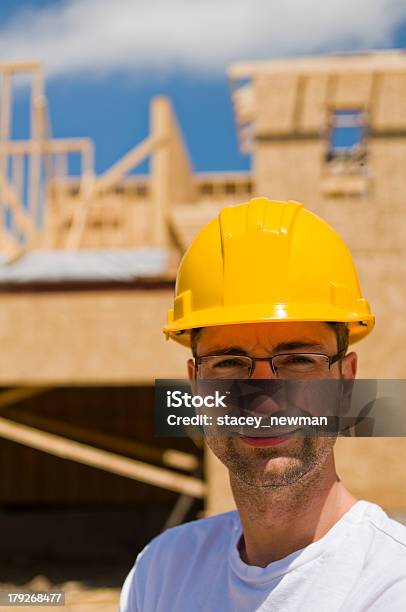 Ingeniero Y Trabajador De Construcción En Sitio Serie Foto de stock y más banco de imágenes de Accesorio de cabeza