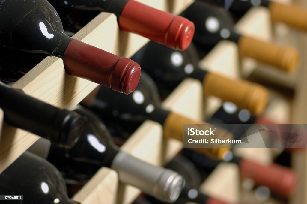 Garrafas de vinho - Foto de stock de Adega - Característica arquitetônica royalty-free