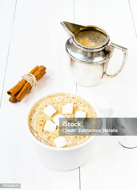 컵 카푸치노 메모리폼 마시멜로 시나몬과 우유관 Mug 가득 찬에 대한 스톡 사진 및 기타 이미지 - 가득 찬, 갈색, 검은색