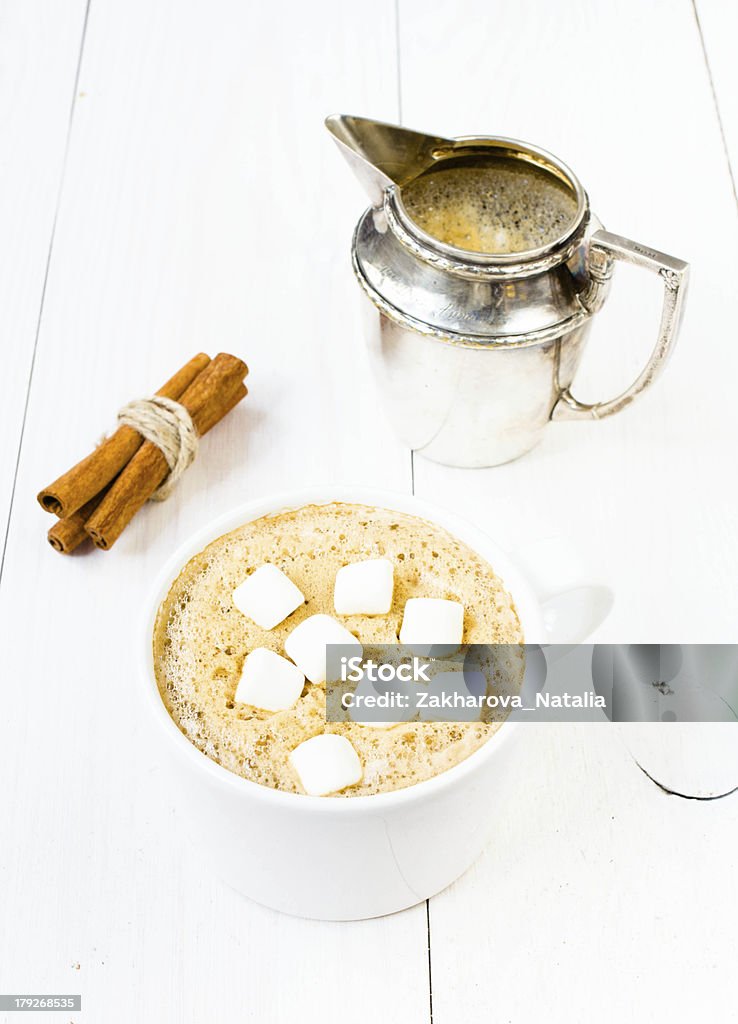 Kubek cappuccino z pianki marshmallow, cynamon i kubek mleka, - Zbiór zdjęć royalty-free (Aromaterapia)