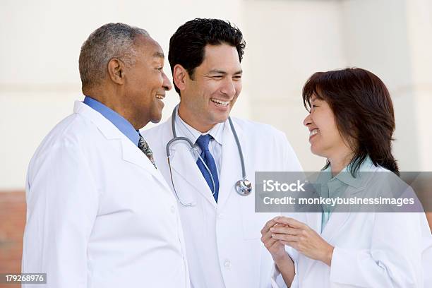 の独立した 3 つの医師病院 - 医師のストックフォトや画像を多数ご用意 - 医師, 3人, ヘルスケアと医療