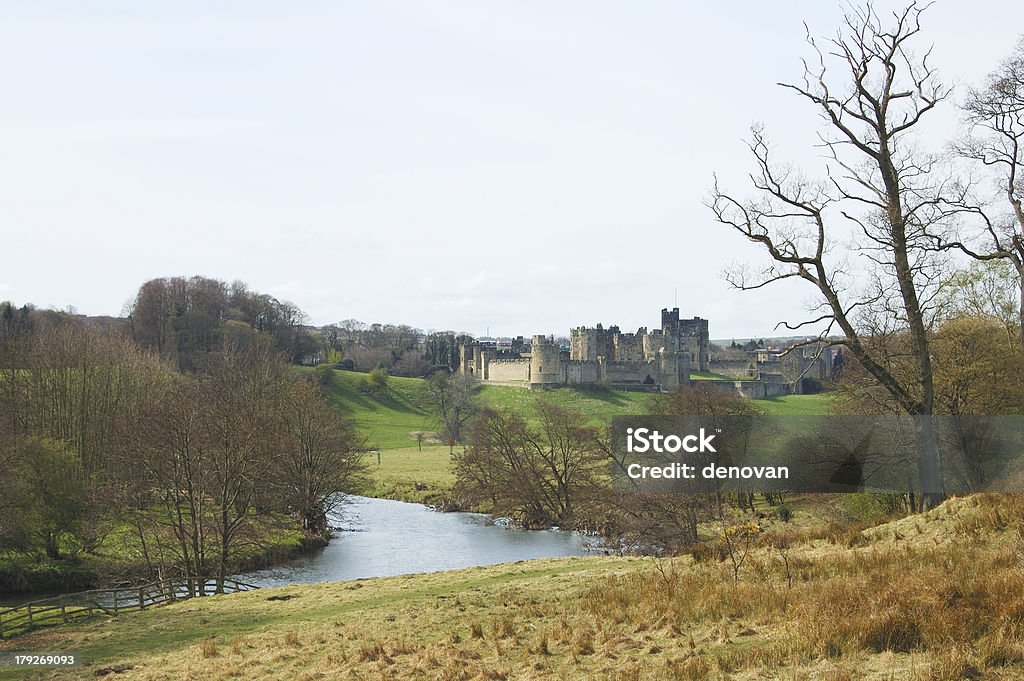 Castello di Alnwick all'inizio della primavera - Foto stock royalty-free di Acqua