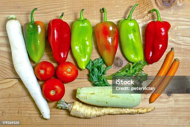 Verdure Su Uno Sfondo In Legno - Fotografie stock e altre immagini di Agricoltura - Agricoltura, Alimentazione sana, Antiossidante