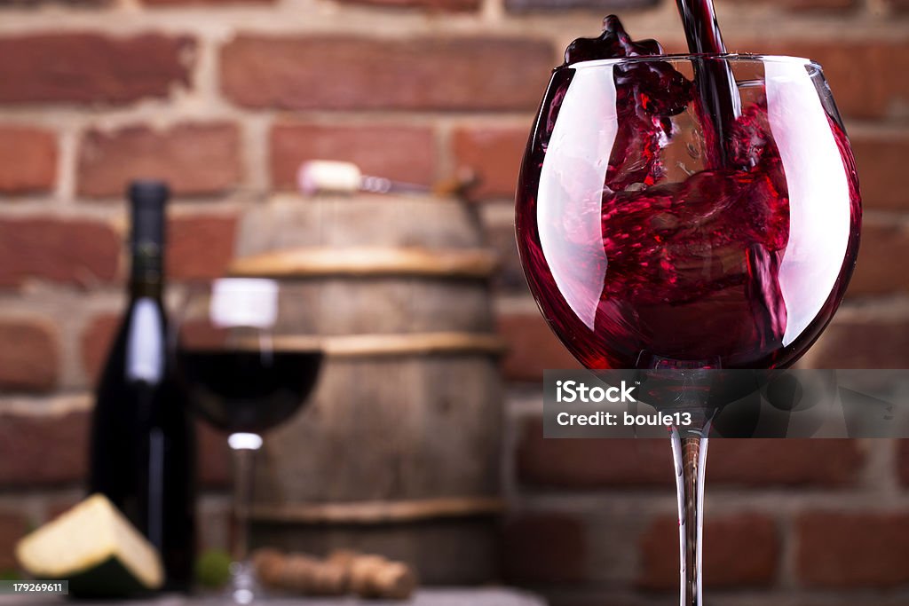 Bicchiere di vino su un muro di mattoni - Foto stock royalty-free di Alchol
