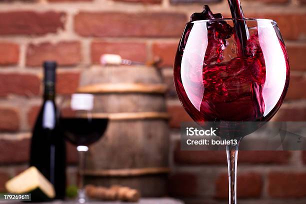 Bicchiere Di Vino Su Un Muro Di Mattoni - Fotografie stock e altre immagini di Alchol - Alchol, Alcolismo, Azienda vinicola