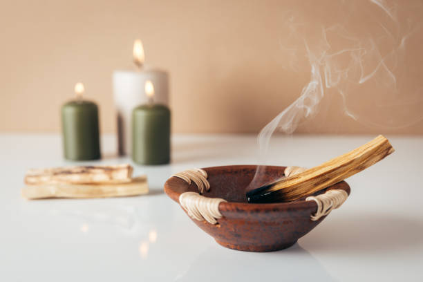 Palo Santo brennender Stock und Kerzen im Hintergrund – Foto