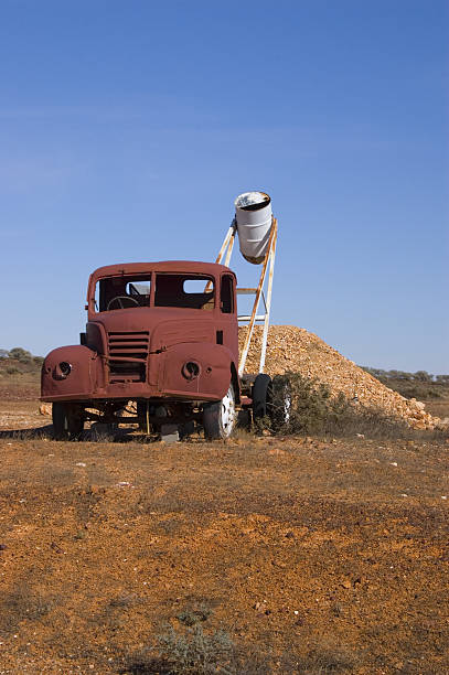 opal camion minerario bianche scogliere nuovo galles del sud-australia - white cliffs foto e immagini stock
