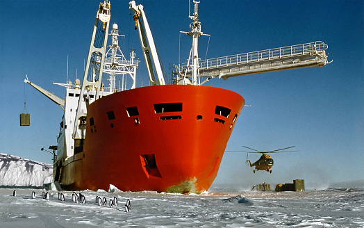 research ship brings expedition to Antarctica
