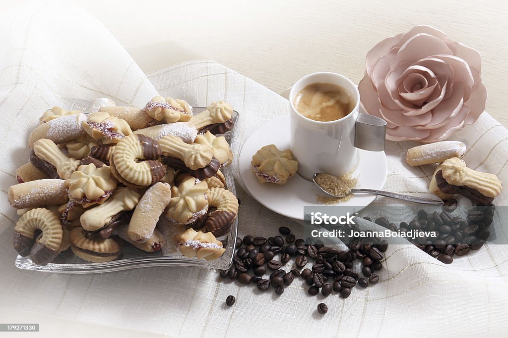 Tazza di caffè e biscotti con cioccolato - Foto stock royalty-free di Ambientazione interna