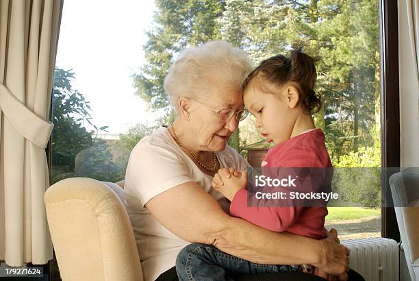 祖母 - 祖母のストックフォトや画像を多数ご用意 - 祖母, 膝の上, シニア世代