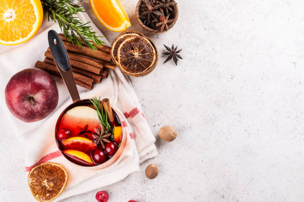 vin brulé caldo con frutta e spezie in una pentola di rame - sobbollito foto e immagini stock