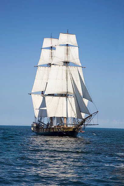 grand voilier sur les eaux bleues - brigantine sailing ship old nautical vessel photos et images de collection