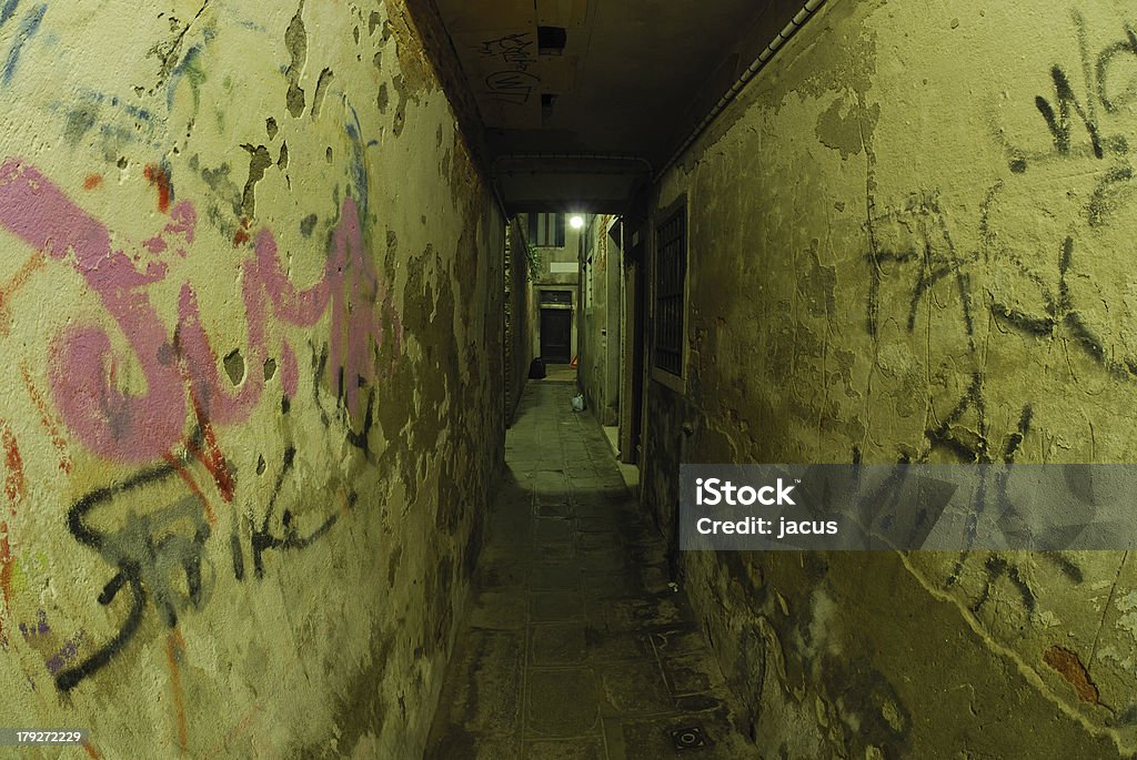 Estreito escuro corredor - Foto de stock de Antigo royalty-free