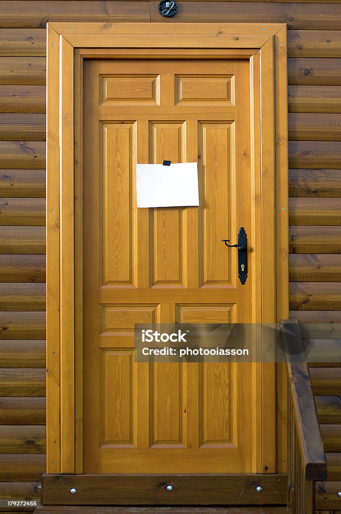素朴な木製のドアは、サインインしてください。 - アクセスしやすいのロイヤリティフリーストックフォト