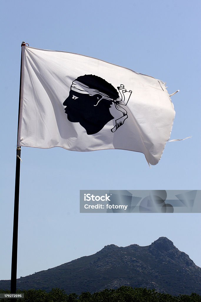 Корсика флаг с горы на заднем плане - Стоковые фото Корсика роялти-фри