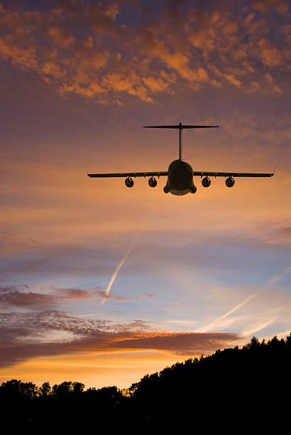 交通面の夕暮れ - military transport airplane ストックフォトと画像