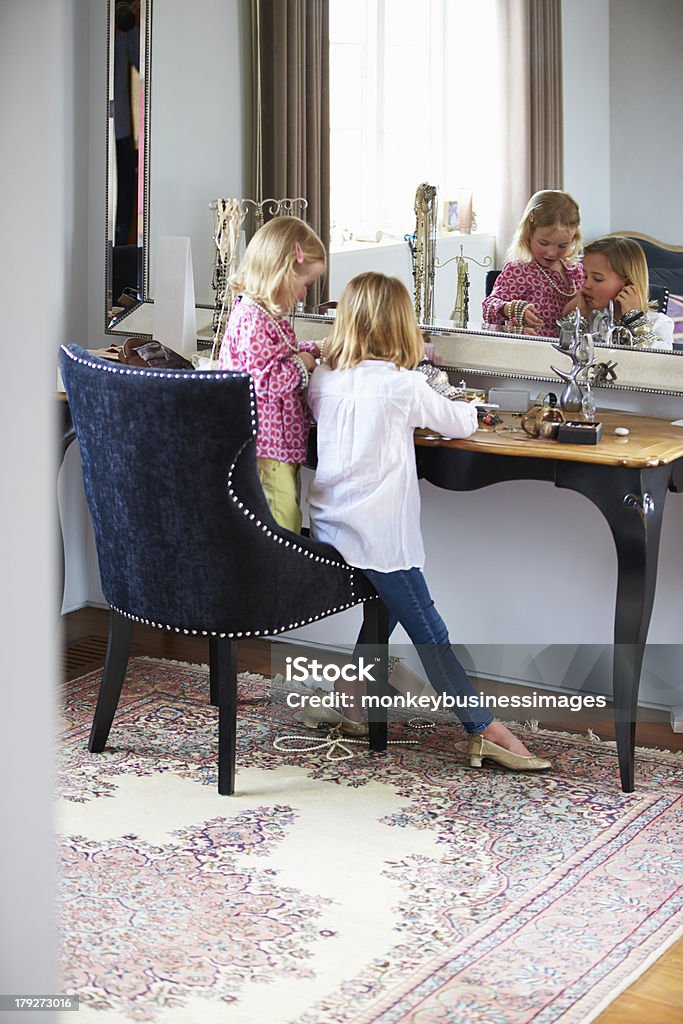 Zwei Mädchen spielen mit Schmuck und Make-Up - Lizenzfrei 4-5 Jahre Stock-Foto