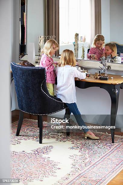 Photo libre de droit de Deux Jeunes Filles Jouant Avec Bijoux Et Maquillage banque d'images et plus d'images libres de droit de 4-5 ans