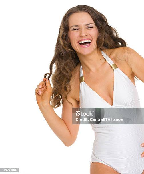 Porträt Der Lächelnde Junge Frau In Badeanzug Stockfoto und mehr Bilder von Badebekleidung - Badebekleidung, Braunes Haar, Entspannung