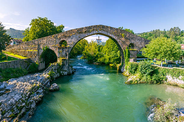 roman stone bridge di cangas de onís - covadonga foto e immagini stock